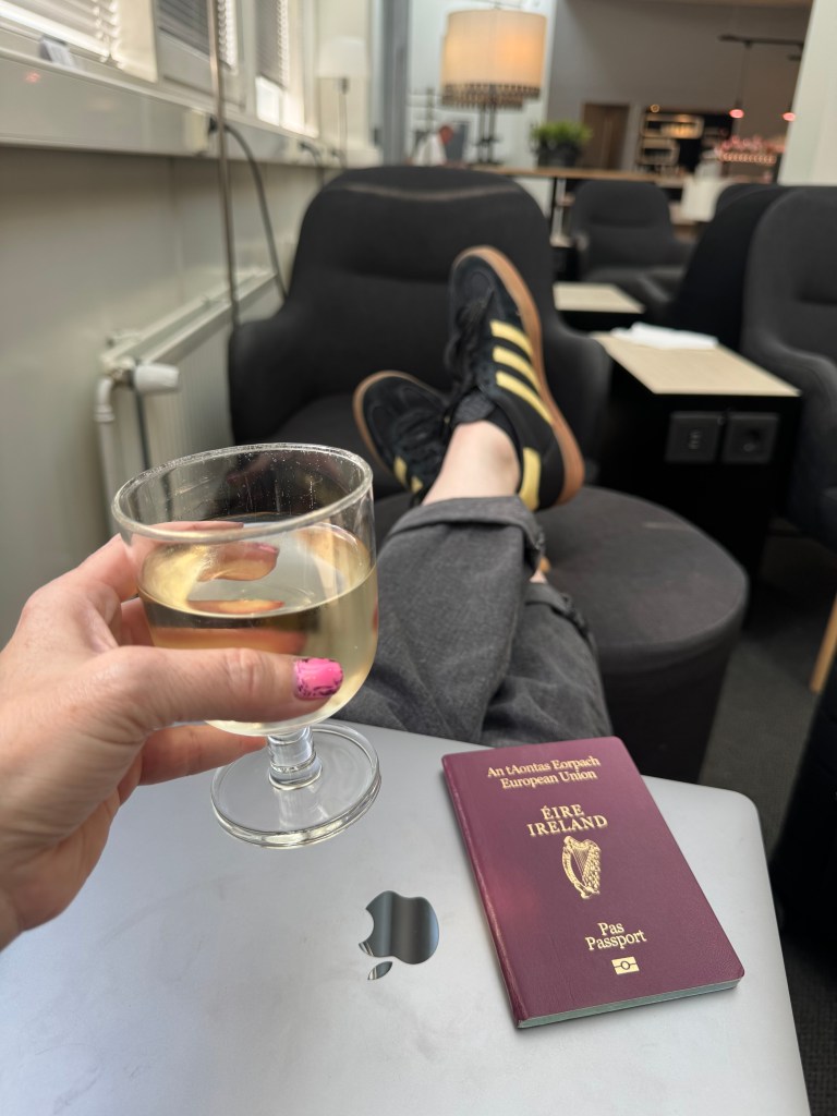 laptop, feet, wine, passport: a classic Lounge wanker scene